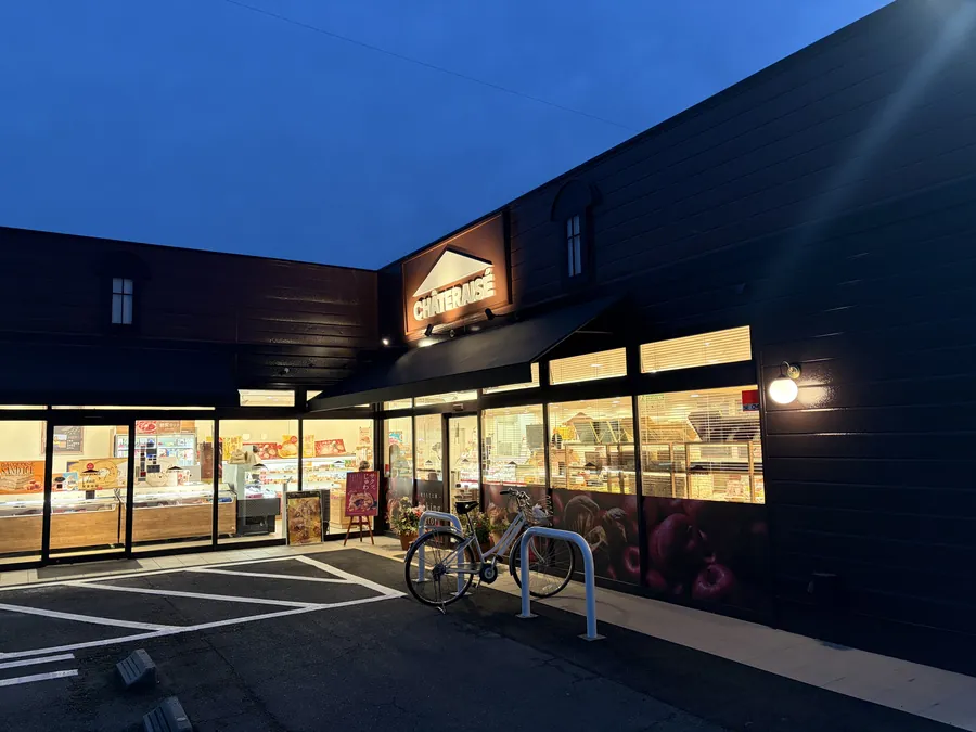 夕方のシャトレーゼ津島店の外観。自転車が停めてある