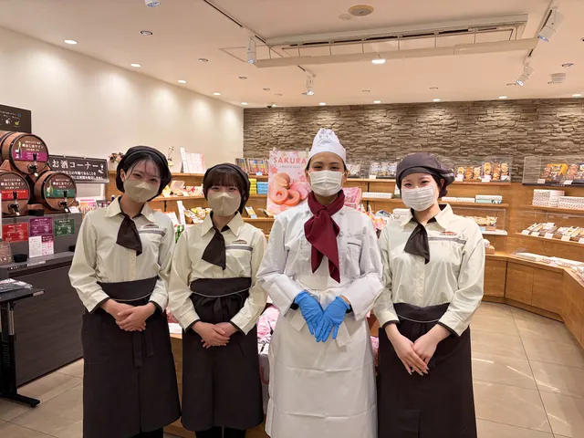制服を着たシャトレーゼ津島店のスタッフ